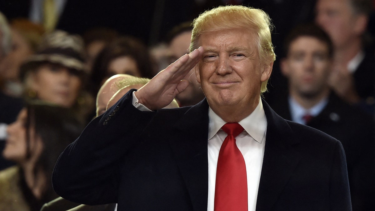 TOPSHOT - El presidente estadounidense Donald Trump  saluda durante el desfile inaugural presidencial el 20 de enero de 2017 en Washington, DC.