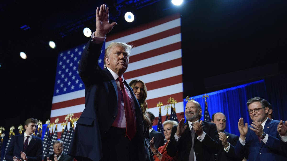 El candidato presidencial republicano, el ex presidente Donald Trump  y la ex primera dama Melania Trump  suben al escenario en una fiesta de observación de la noche electoral en el Centro de Convenciones de Palm Beach, el miércoles 6 de noviembre de 2024, en West Palm Beach, Florida (AP Photo/Evan Vucci)