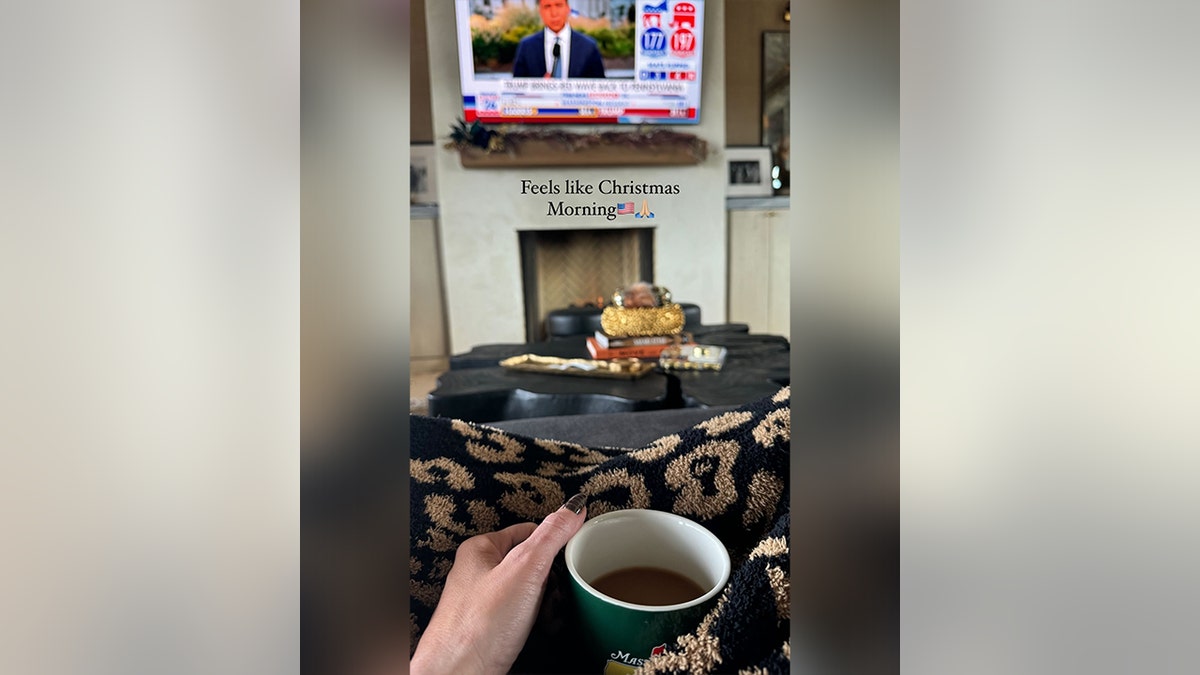 Brittany Aldean publicó una foto de ella con una taza de café delante del televisor viendo Fox News después de las elecciones