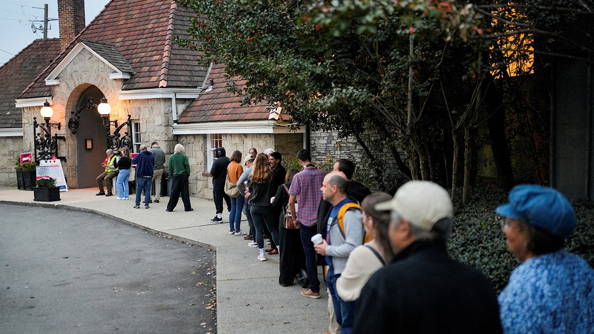 La gente hace cola para votar en las elecciones presidenciales de EE.UU. de 2024 el día de las elecciones