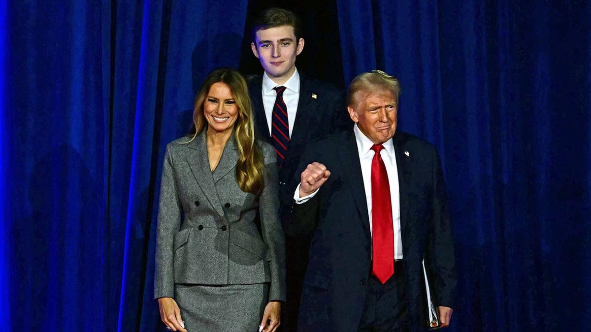 Donald Trump con su mujer y su hijo llegan para pronunciar un discurso de victoria tras ganar las elecciones de 2024