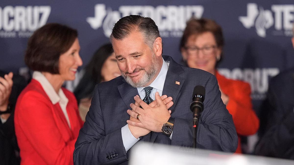 Ted Cruz muestra su gratitud cruzando las manos sobre el corazón mientras habla en una fiesta de observación durante las elecciones de 2024