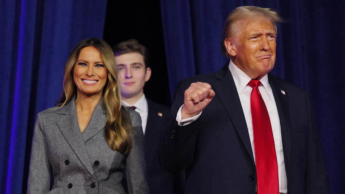 El candidato presidencial republicano y ex presidente de EE.UU. Donald Trump  sube al escenario con su esposa Melania y su hijo Barron para dirigirse a sus partidarios en su mitin, en el Centro de Convenciones del Condado de Palm Beach, en West Palm Beach, Florida, EE.UU., el 6 de noviembre de 2024.