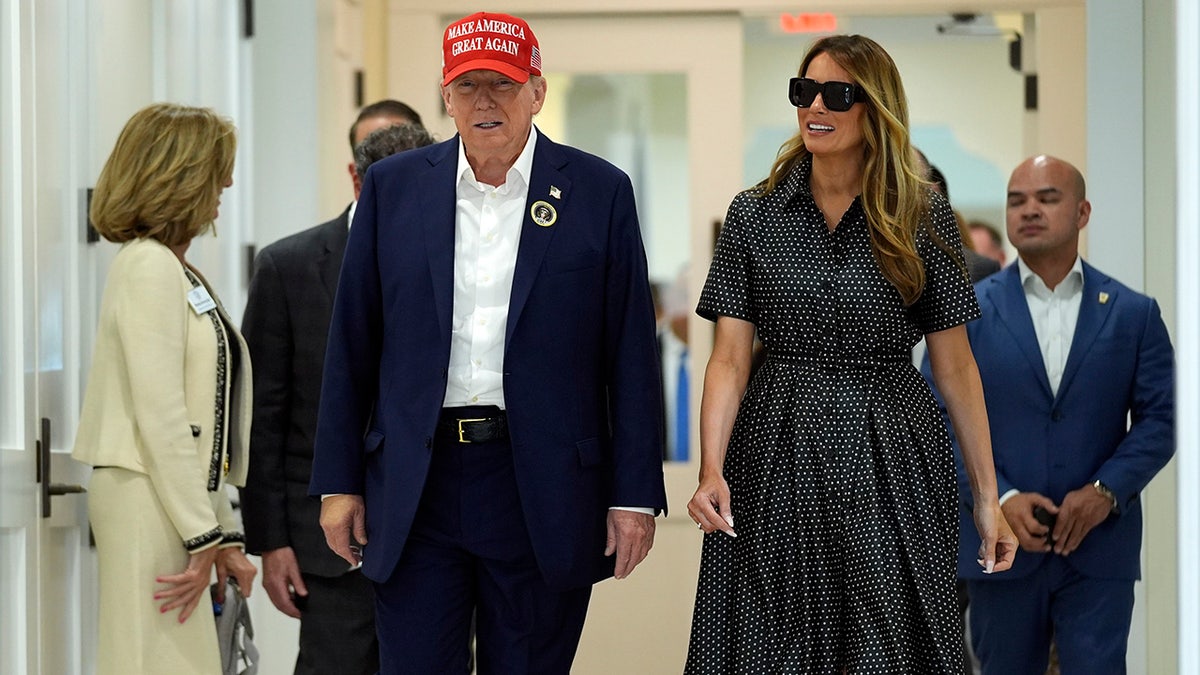 Donald Trump y Melania Trump  caminan después de votar el día de las elecciones