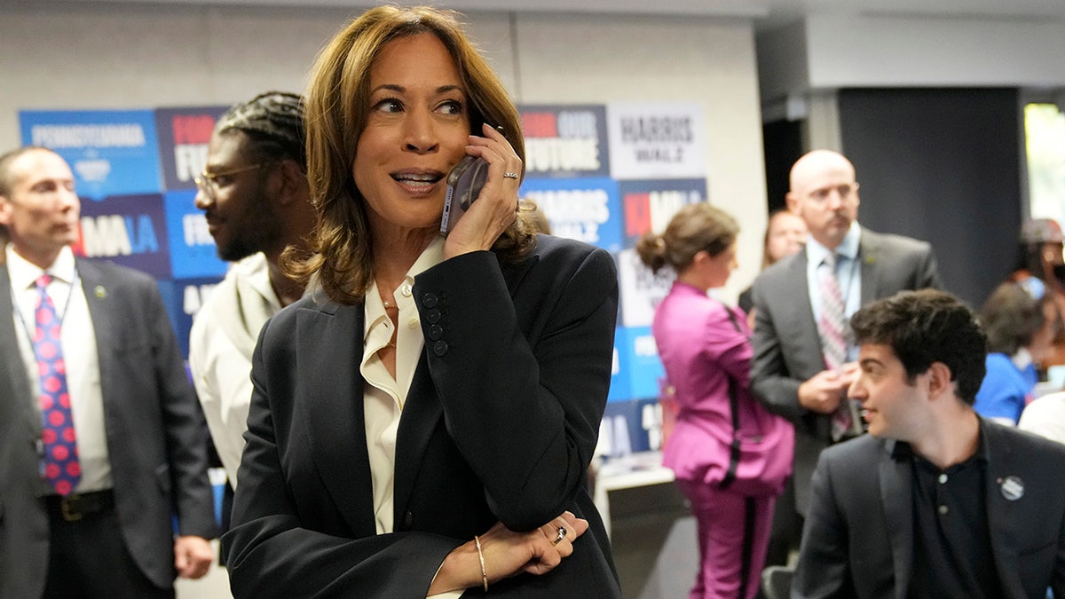 Kamala Harris bancos telefónicos con voluntarios en la sede de DNC el día de las elecciones