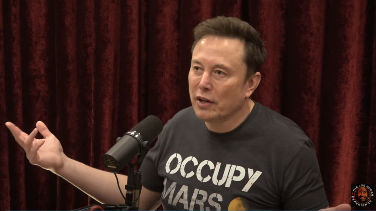 El multimillonario Elon Musk habla con Joe Rogan