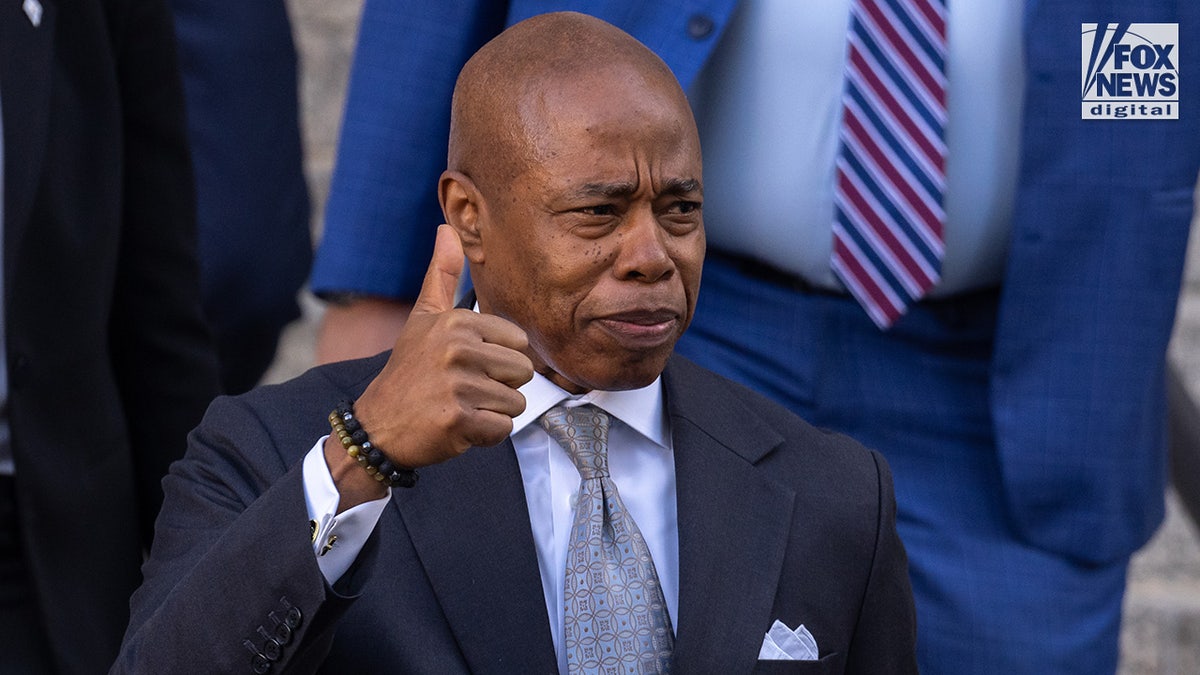 El alcalde de Nueva York Eric Adams, sale del Palacio de Justicia Thurgood Marshall de los Estados Unidos en Nueva York