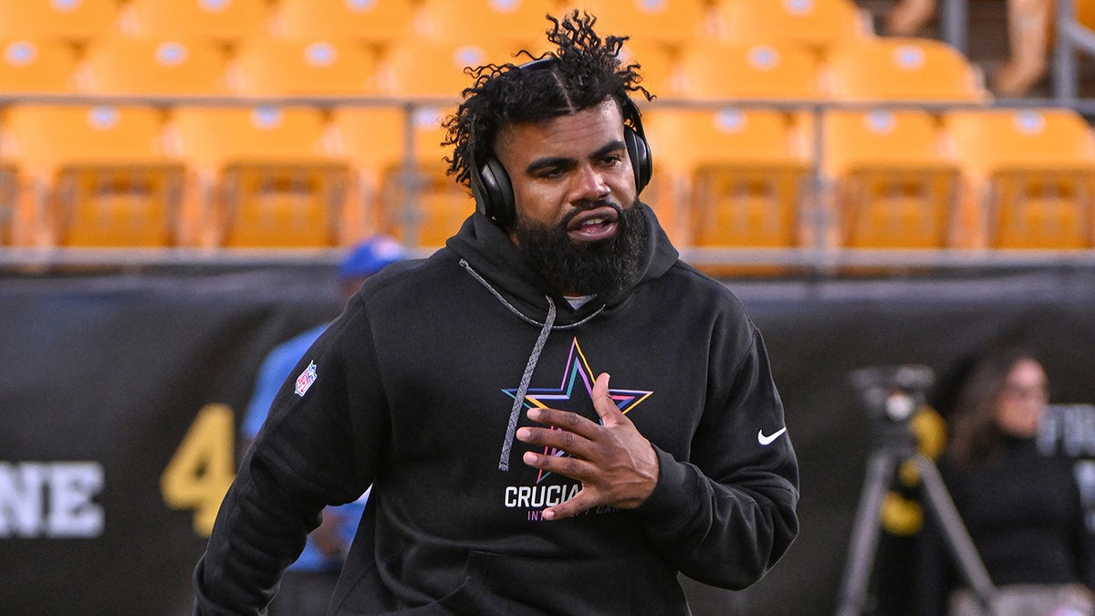 Ezekiel Elliott calienta antes del partido