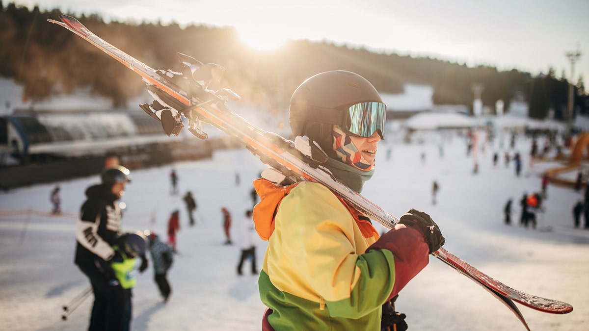 Seorang pemain ski wanita di lereng