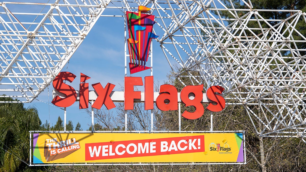 A sign at the entrance of the theme park Six Flags Magic Mountain.