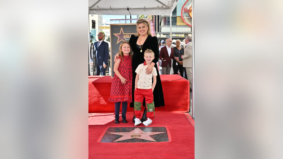 Kelly Clarkson with her kids at the Hollywood Walk of Fame