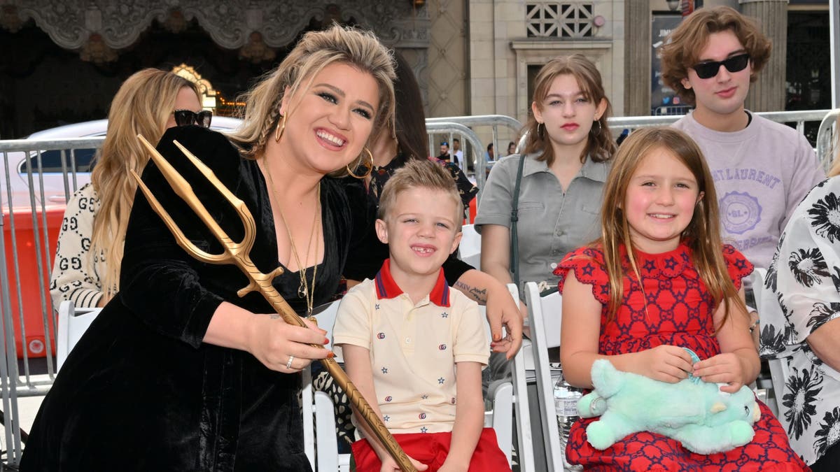 Kelly Clarkson mit ihrer Tochter und ihrem Sohn