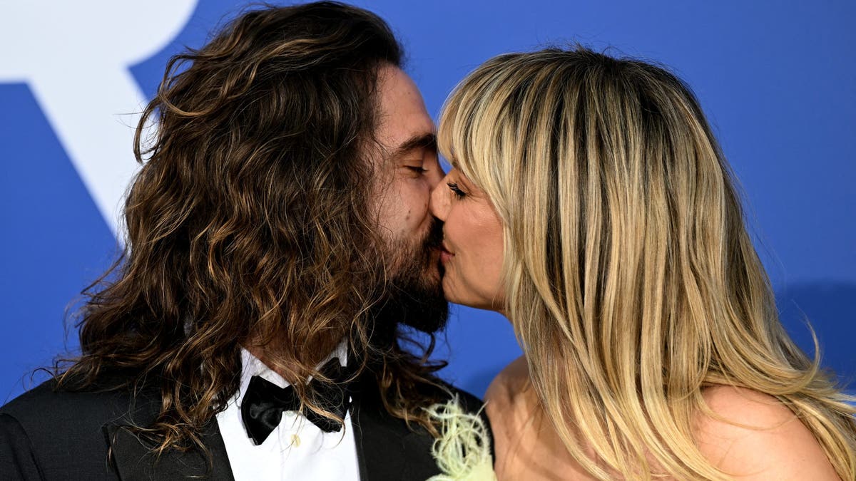 Tom Kaulitz, Heidi Klum stock  a kiss