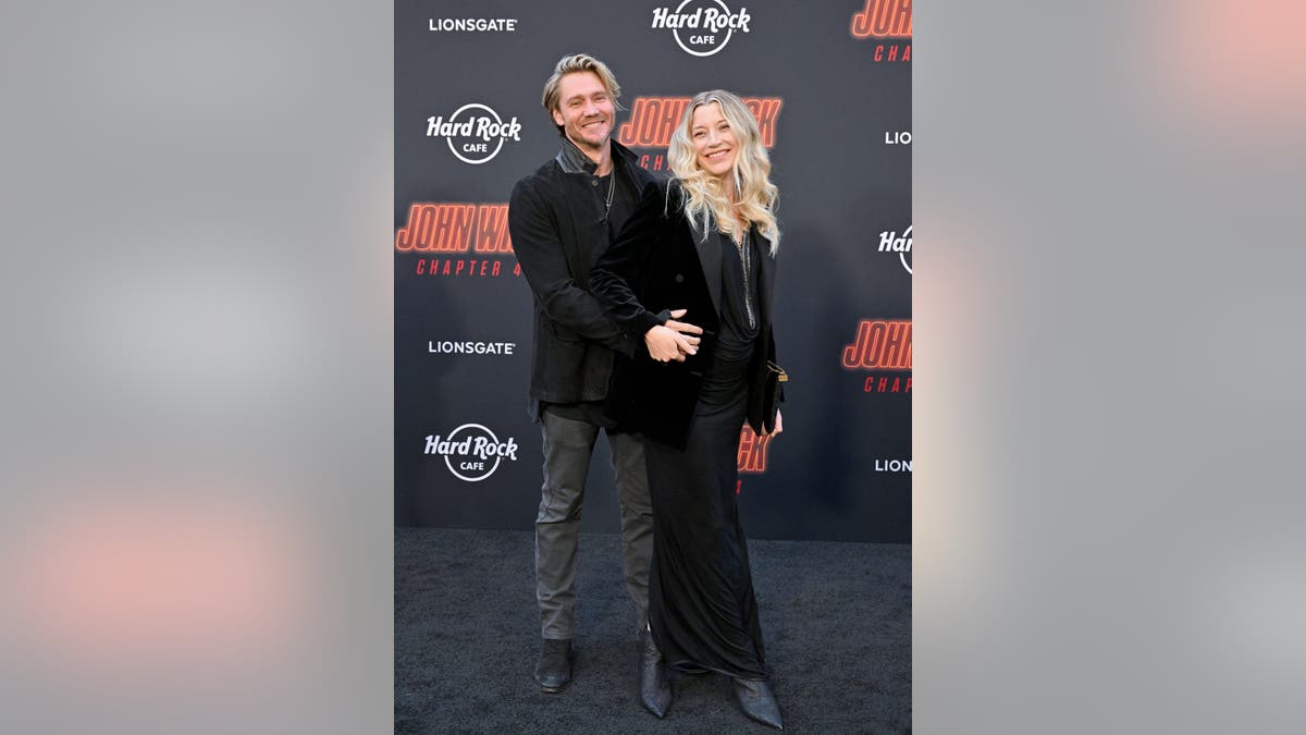 Chad Michael Murray y su esposa Sarah Roemer en la alfombra roja