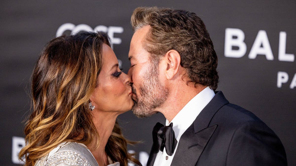 Brooke Burke and Scott Rigsby kissing