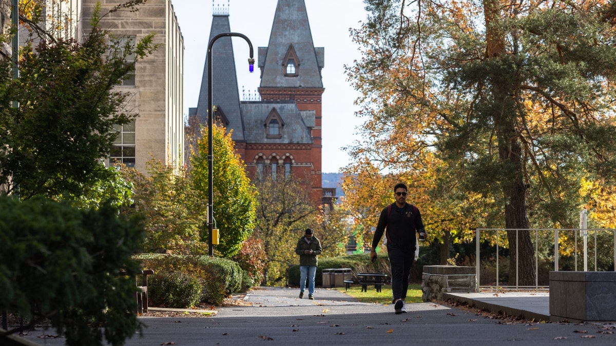 Am 3. November 2023 laufen Menschen durch den Campus der Cornell University in Ithaca, New York.