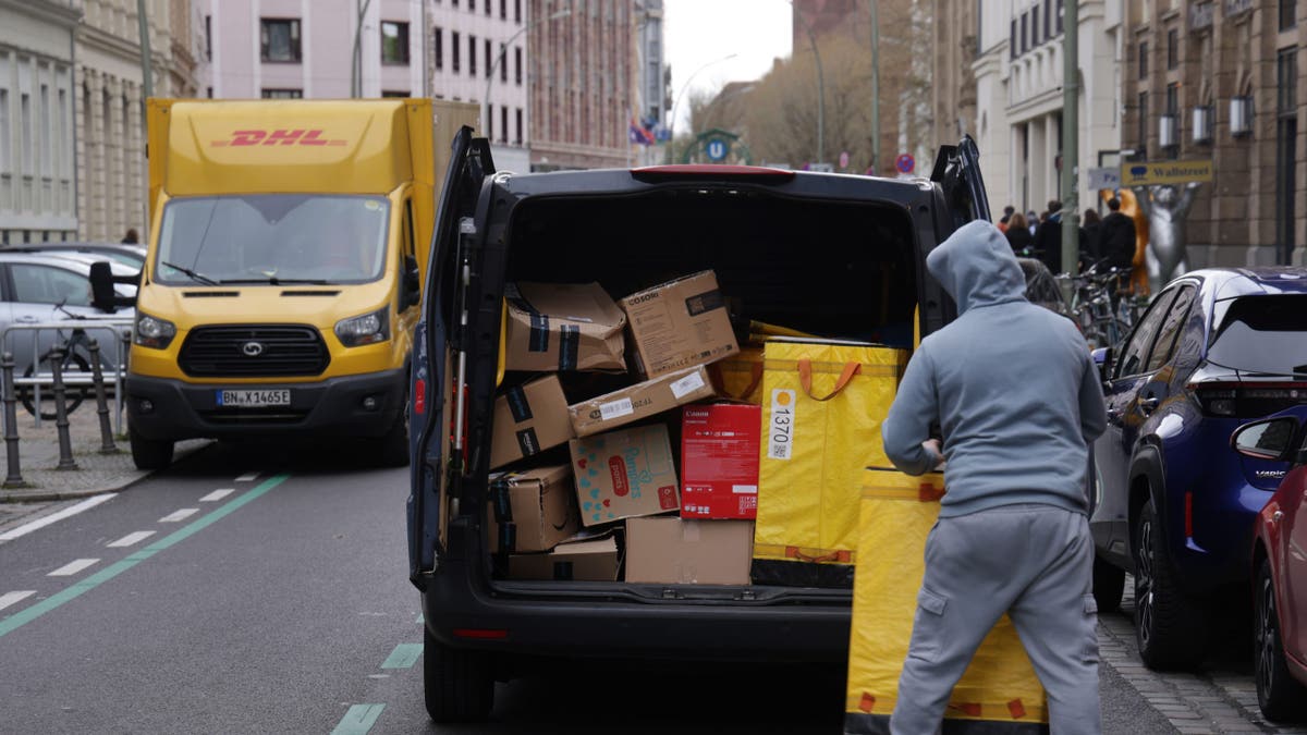 Cajas de DHL cargadas en la furgoneta