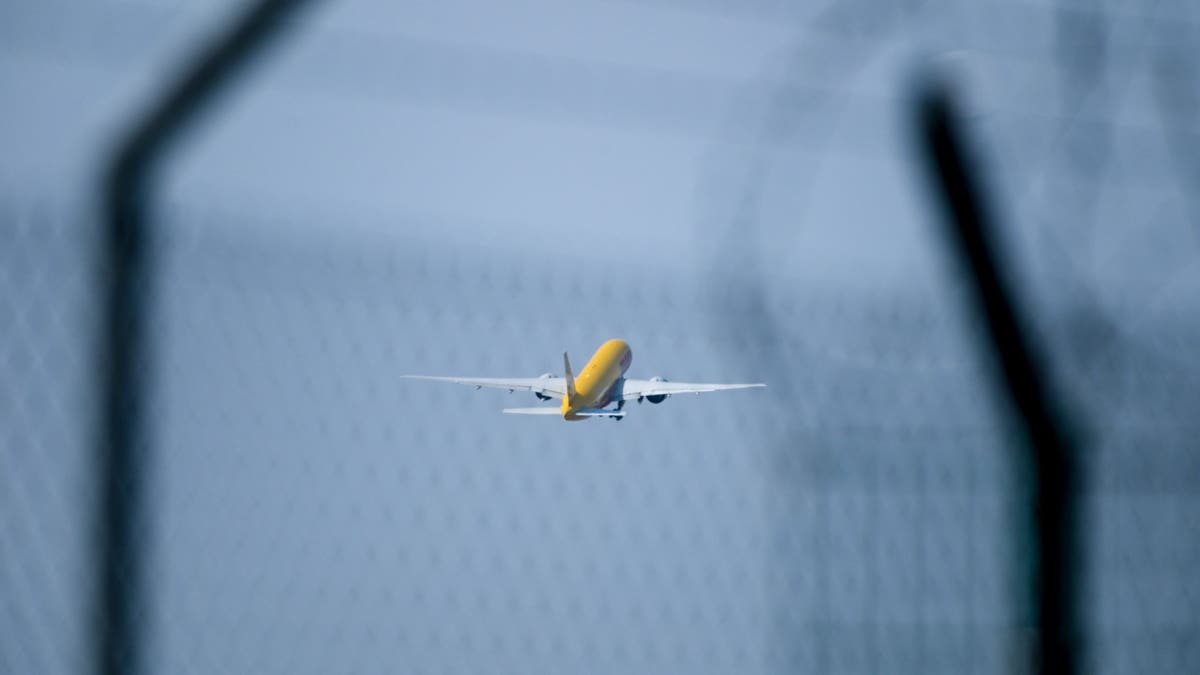 Avión de DHL en vuelo