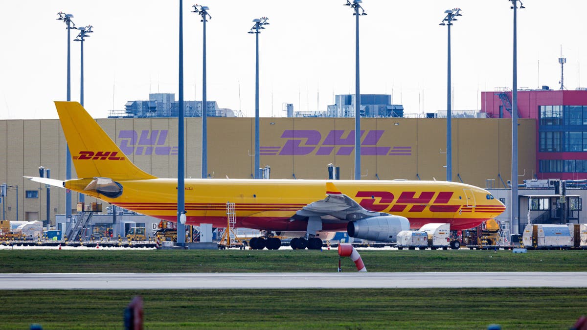 Avión de DHL en pista