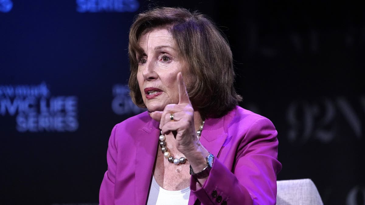 Pelosi memberikan ceramah di NYC