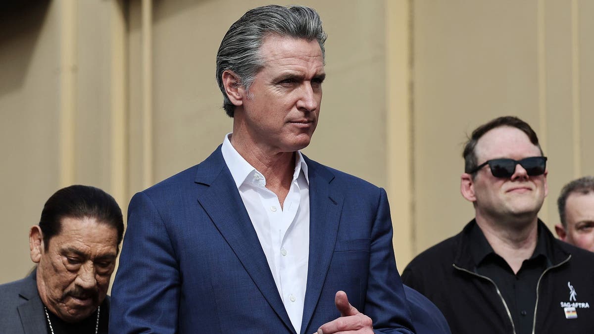 El gobernador de California, Newsom, y el alcalde de Los Ángeles, Bass, presentan una propuesta de negocio del entretenimiento