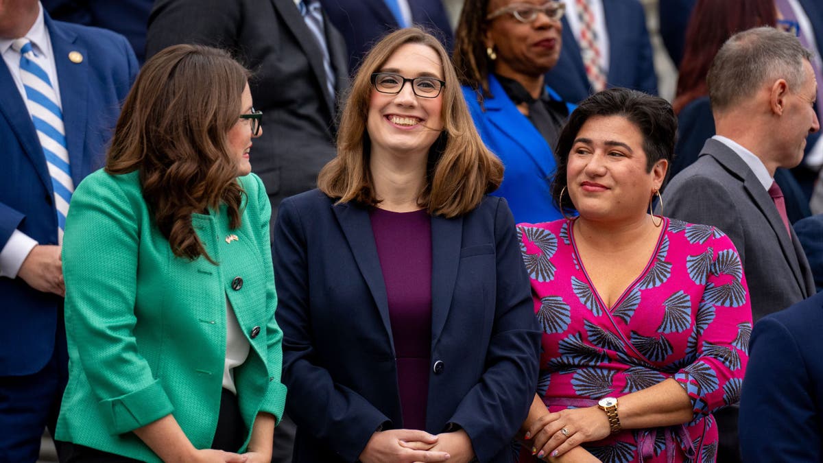 McBride posa para la foto de nuevo miembro