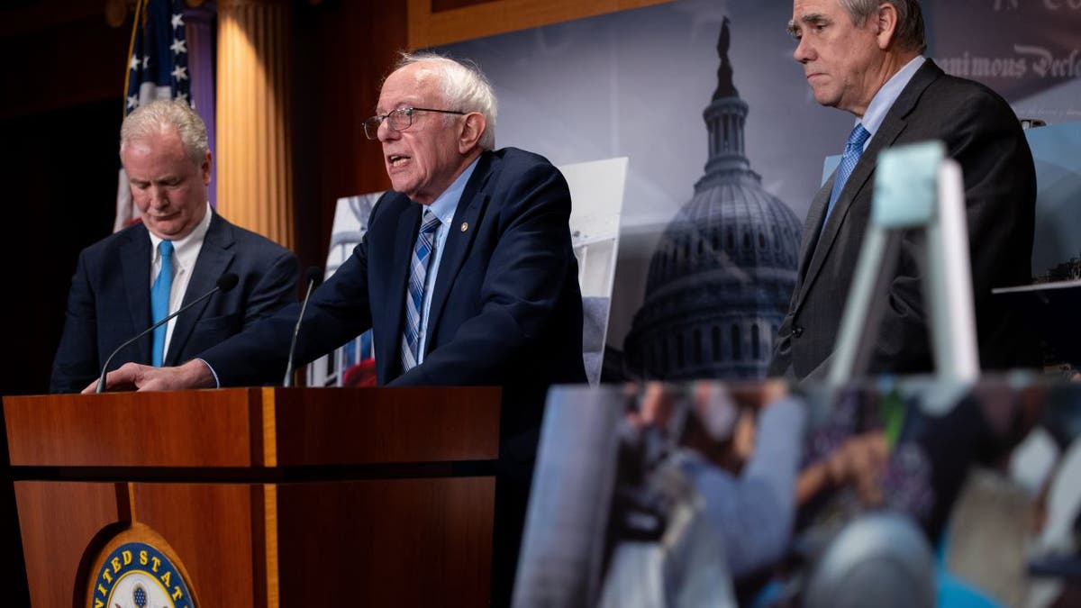 Sanders di podium bersama senator lainnya