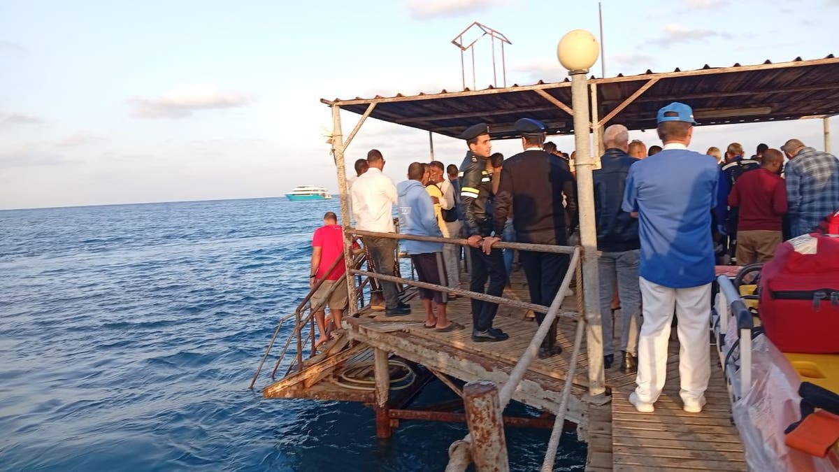 Menschen stehen auf dem Dock in der Nähe des Untergangs