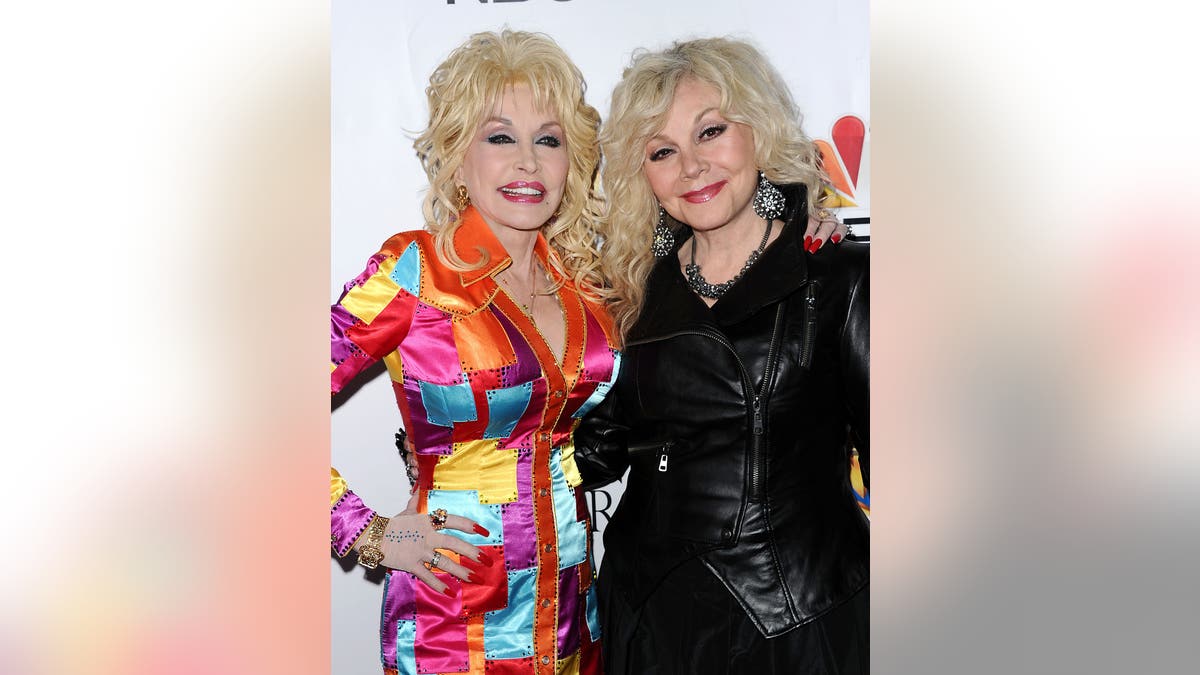 Dolly Parton, Stella Parton