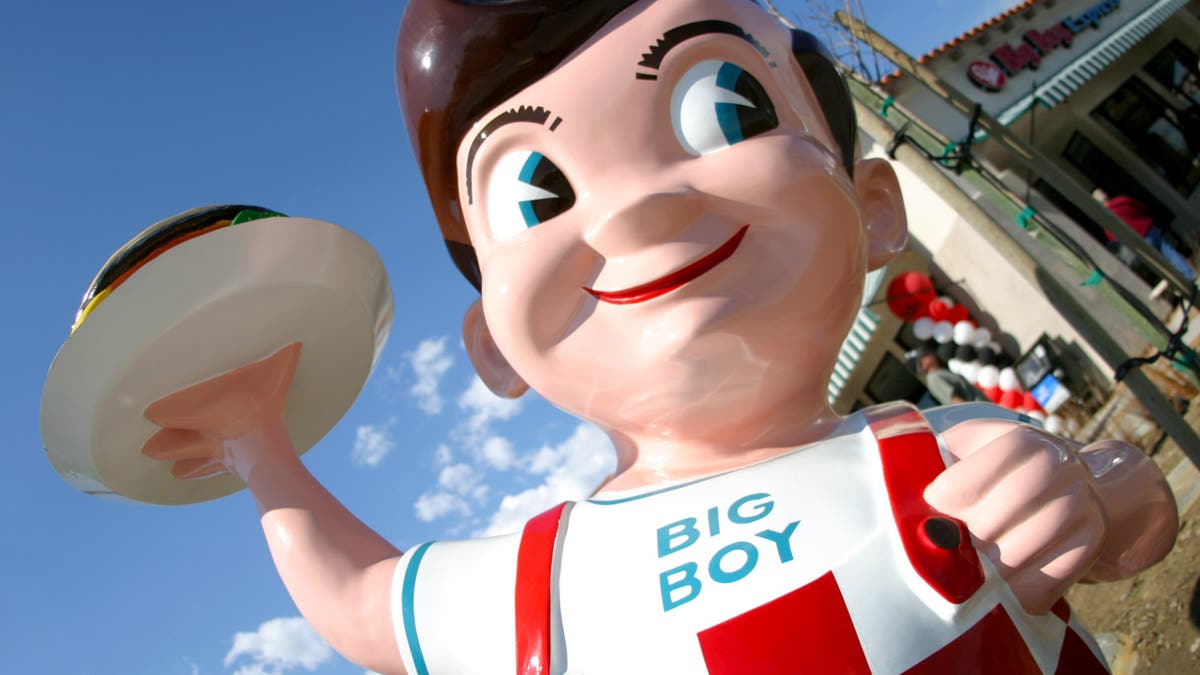 Big Boy statue smiles and holds a burger on a plate
