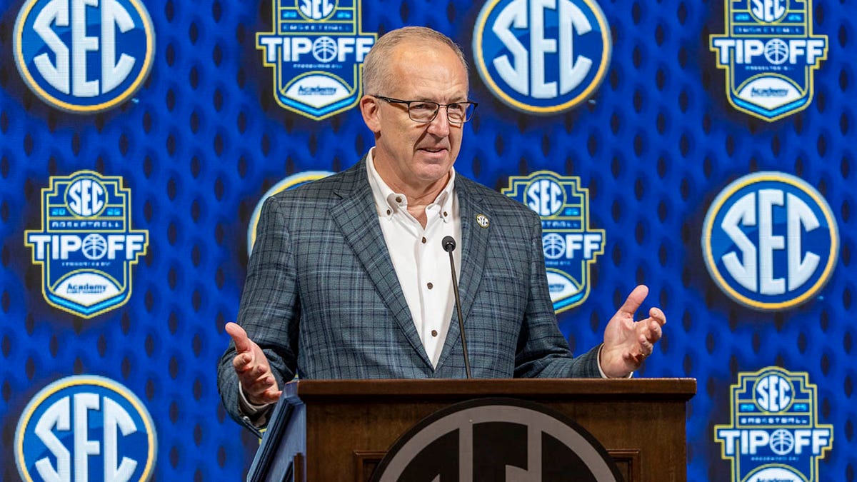 Greg Sankey habla