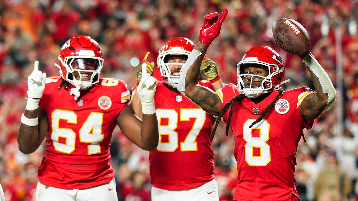 DeAndre Hopkins and chiefs celebrate