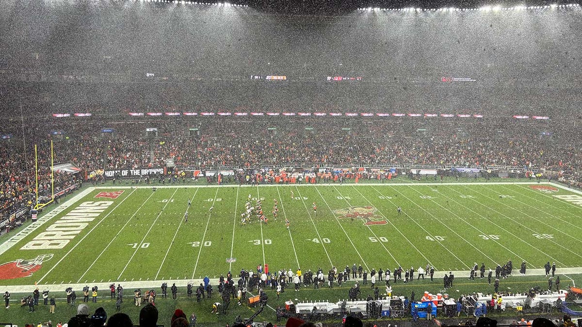 Snow falls during Browns game