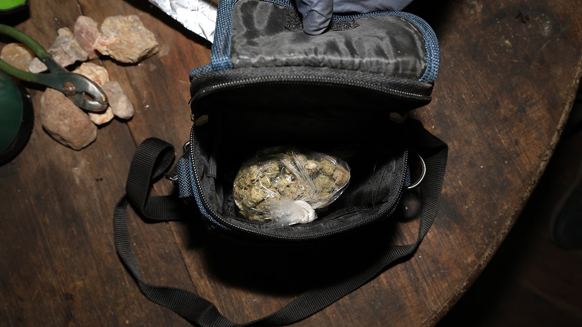 Una mochila con droga envuelta en una bolsa de plástico.
