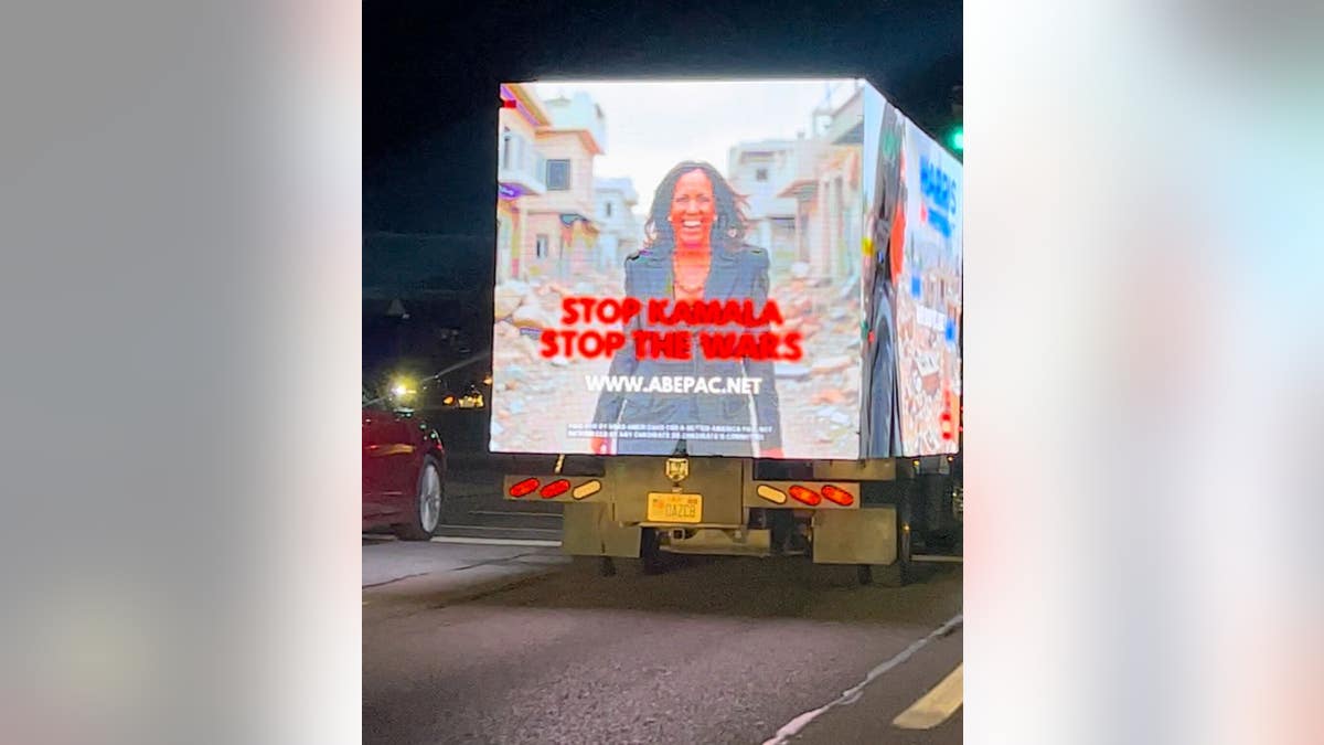 cartel contraKamala Harris  en un camión valla publicitaria