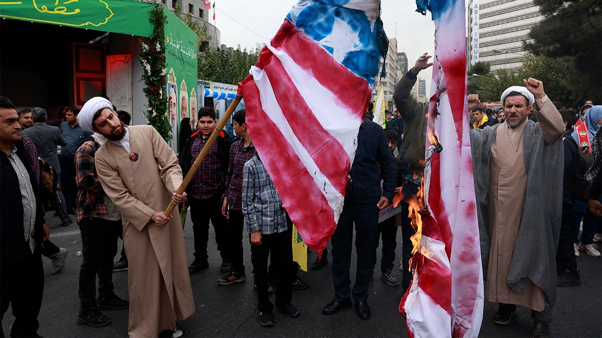 Manifestantes iraníes queman la bandera estadounidense