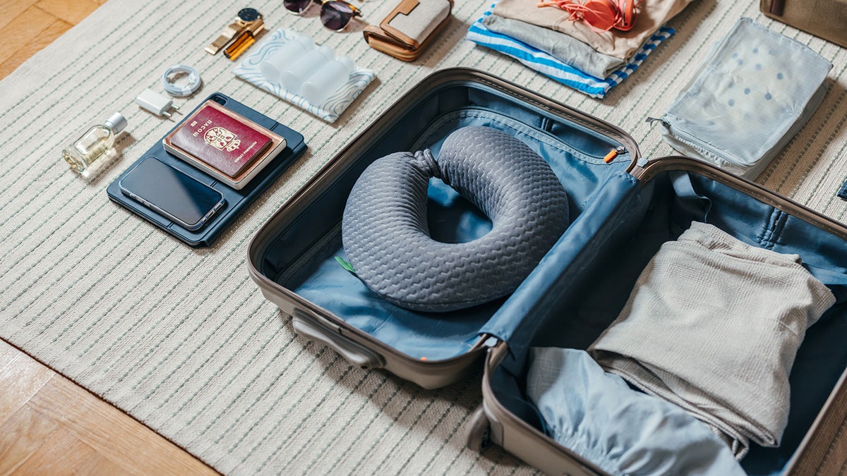 Organize your suitcase and have everything you need to stay comfortable on the plane.?