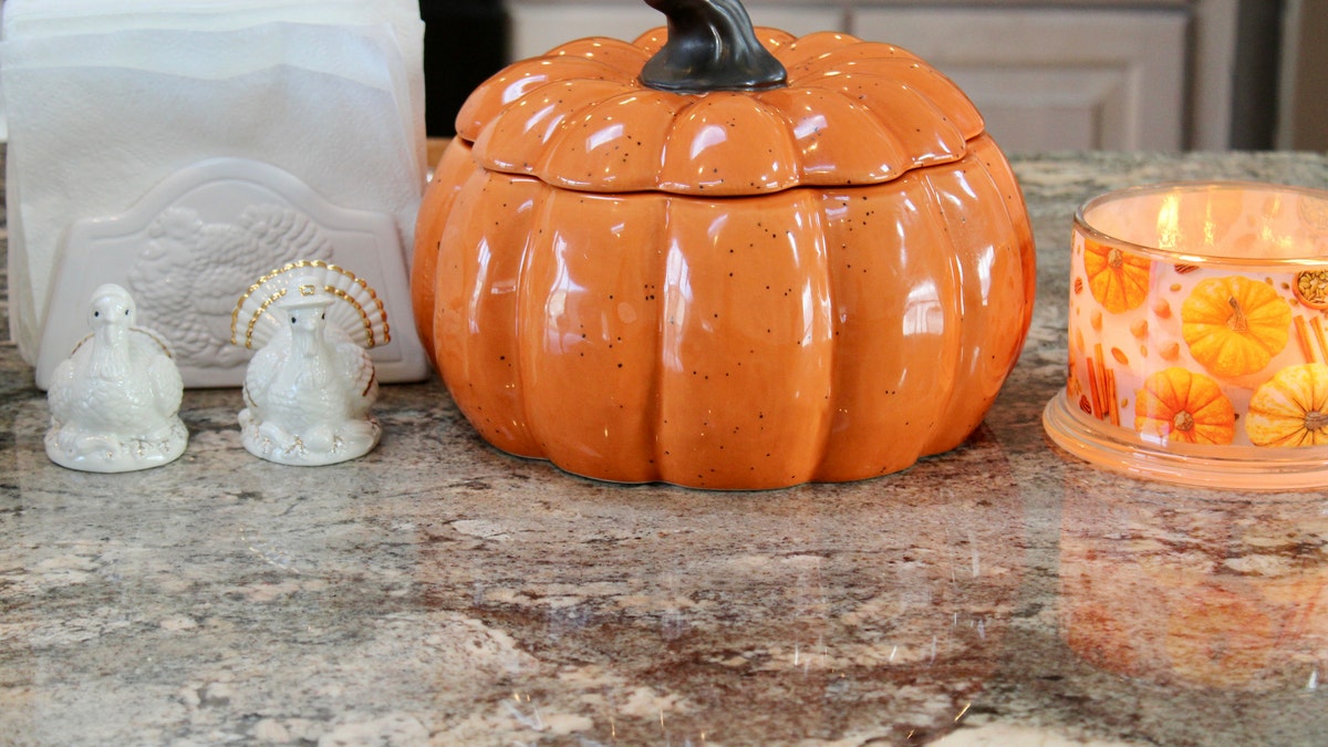 From ceramic centerpieces to functional accessories like cutting boards and bowls, embrace the fall spirit with festive pumpkin decor. 