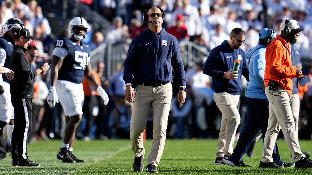 James Franklin, de Penn State, tiene un tenso intercambio con un ...