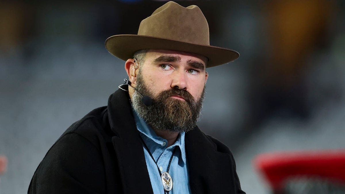 Jason Kelce di pesawat televisi