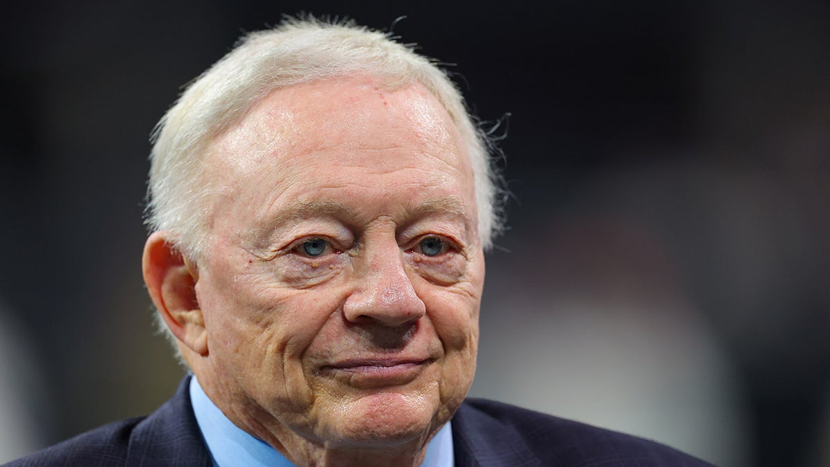 Jerry Jones berjalan di lapangan