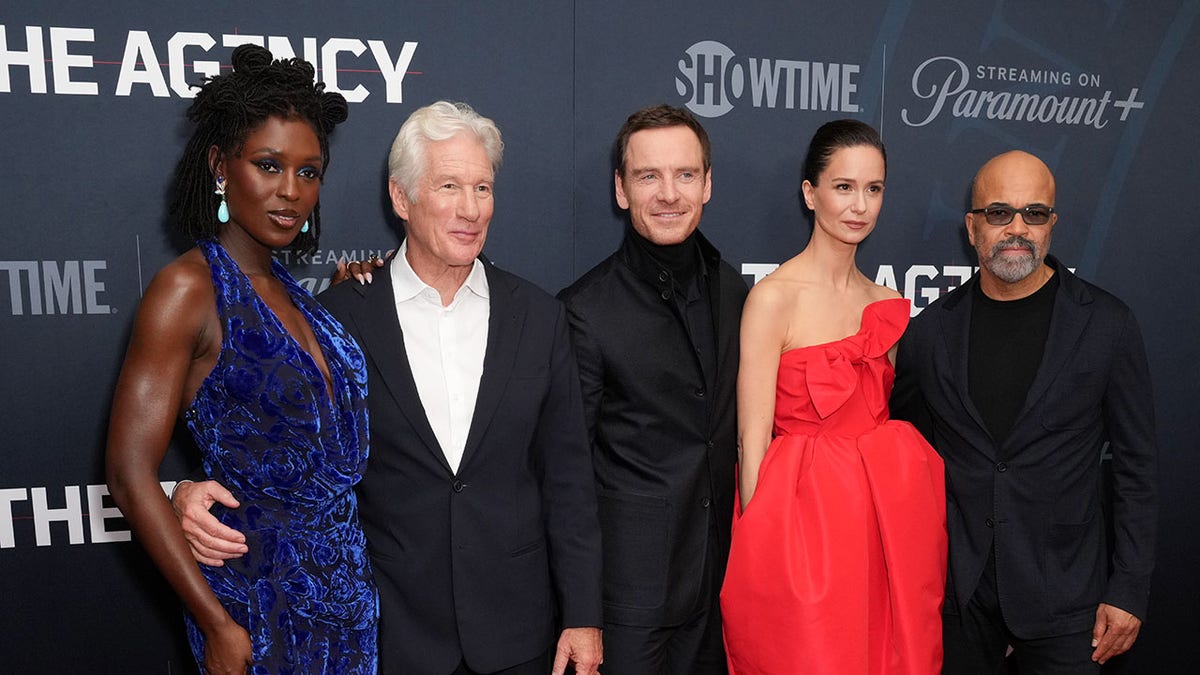 Waterston too "The agency" co-stars Jodie Turner-Smith, Richard Gere, Michael Fassbender and Jeffrey Wright.