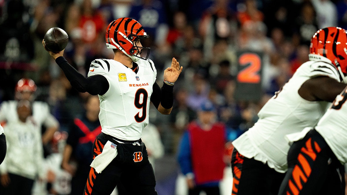 Joe Burrow throws a pass