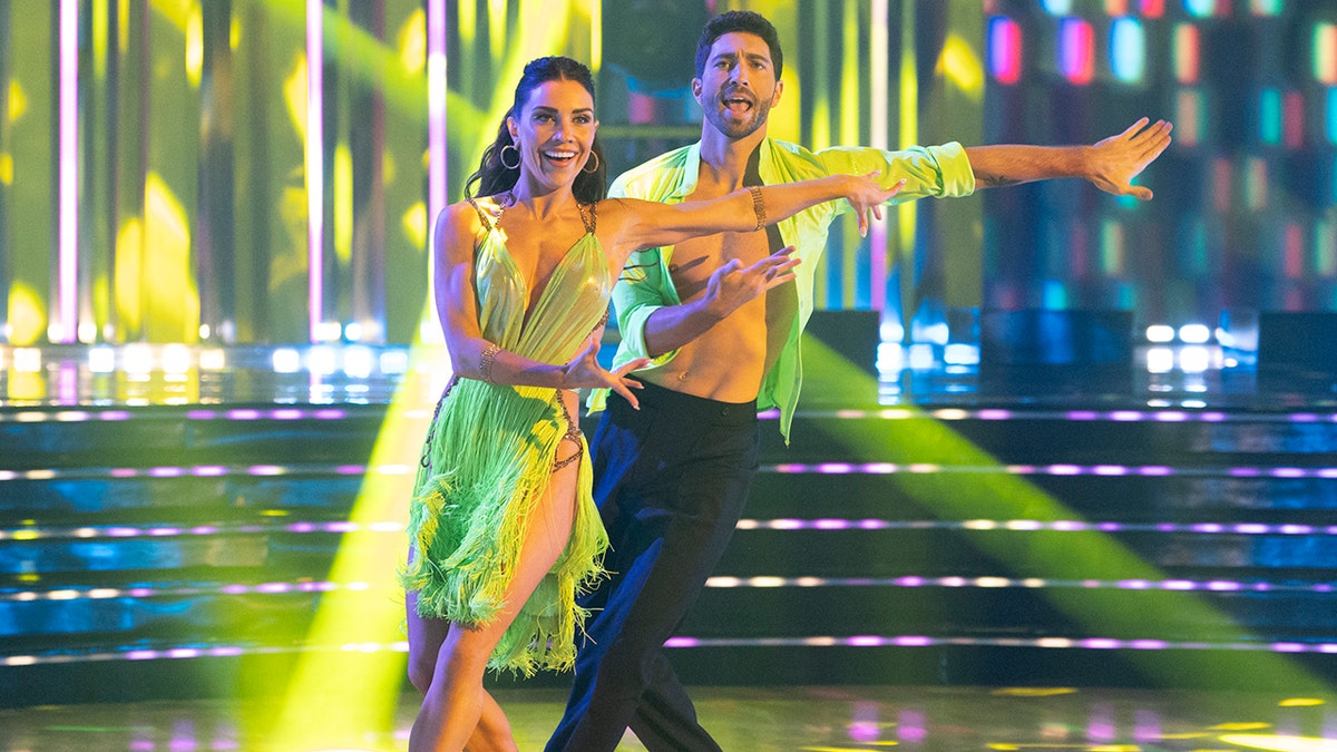 Jenna Johnson y Joey Graziadei con trajes verde neón bailan en la final de "Bailando con las estrellas"