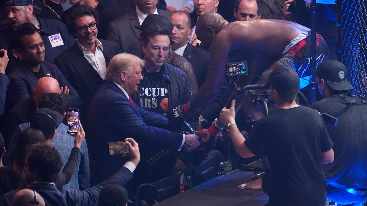 Jon Jones menyerahkan sabuk gelar UFC kepada Donald Trump