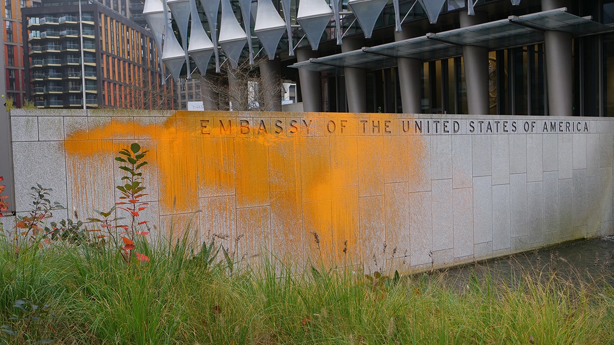 La pared exterior de la embajada de Estados Unidos en Londres está cubierta de pintura naranja