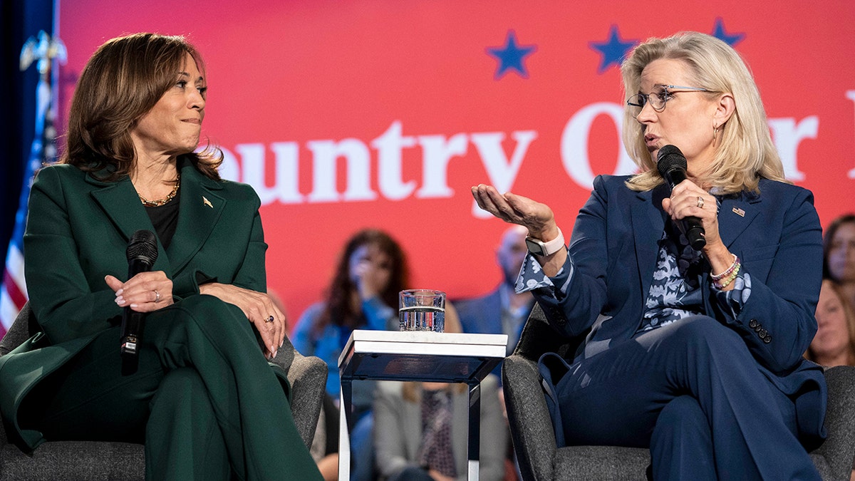 El vicepresidente Kamala Harris  y la ex diputada Liz Cheney