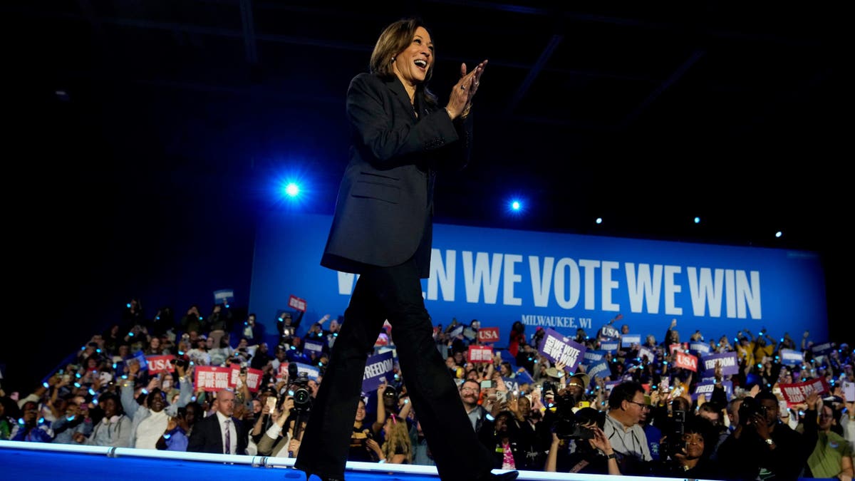 Kamala Harris en el escenario del mitin