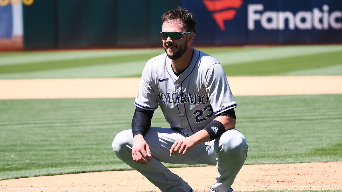 Kris Bryant si accovaccia sull'infield