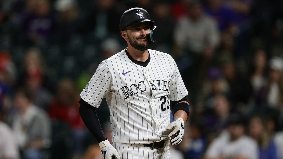 Il battitore designato dei Colorado Rockies Kris Bryant reagisce dopo un lancio nel 10° inning contro i Philadelphia Phillies al Coors Field.